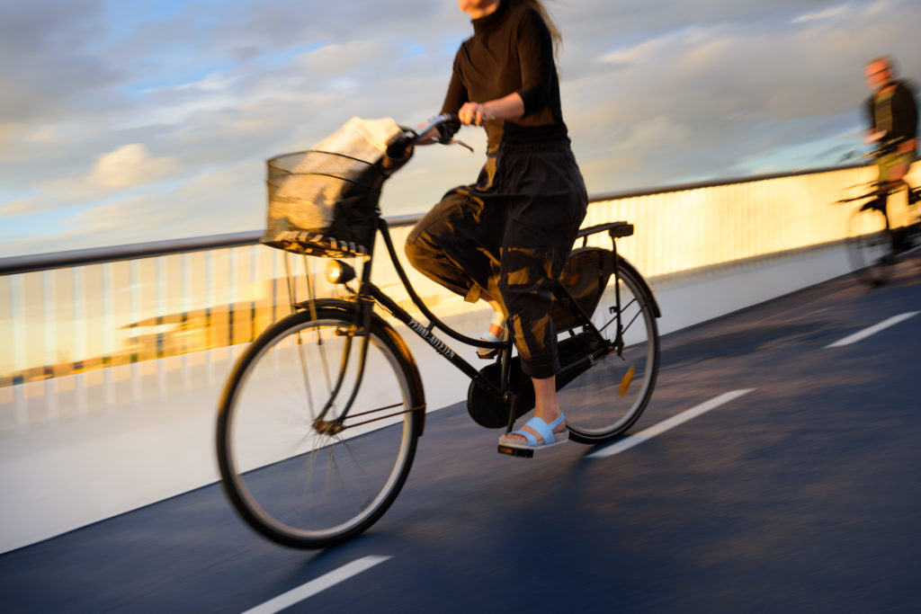 Cykel i solnedgång.